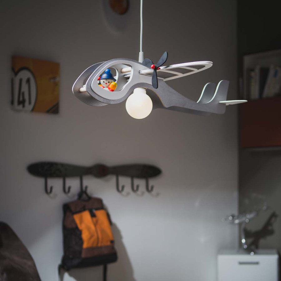 Jongenskamer met een hanglamp in de vorm van een grijs vliegtuig