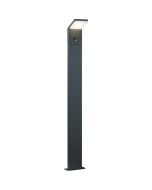 Trio Pearl 421169142 antraciet grijze paallamp met bewegingsmelder en schuin voorover stekend led paneel voor pad verlichting